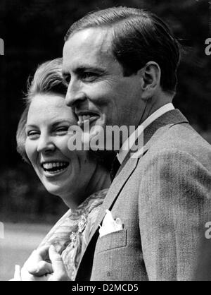 Königin BEATRIX OF Niederlande ABDANKUNG Datei PIX: Prinzessin BEATRIX der Niederlande und ihre Verlobte deutscher Diplomat Claus von Amberg am 28. Juni 1965 während der Nummer ihres Engagements. Stockfoto