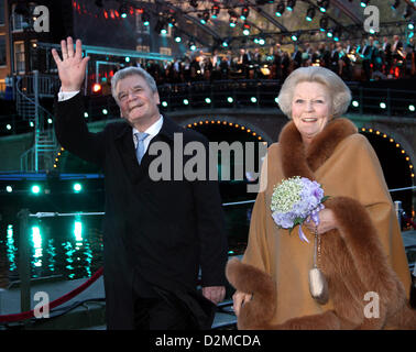 Königin BEATRIX OF Niederlande ABDANKUNG Datei PIX: Königin BEATRIX der Niederlande von den und Bundespräsident Joachim Gauck am 5. Mai 2012 in Amsterdam. Stockfoto