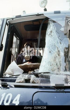 Königin BEATRIX OF Niederlande ABDANKUNG Datei PIX: Heavy Proteste zugunsten einer besseren Wohnsituation während der Inthronisation von Königin BEATRIX der Niederlande von den am 30. April 1980 in Amsterdam. Stockfoto