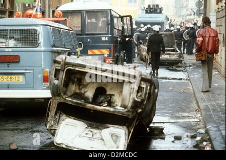 Königin BEATRIX OF Niederlande ABDANKUNG Datei PIX: Heavy Proteste zugunsten einer besseren Wohnsituation während der Inthronisation von Königin BEATRIX der Niederlande von den am 30. April 1980 in Amsterdam. Stockfoto