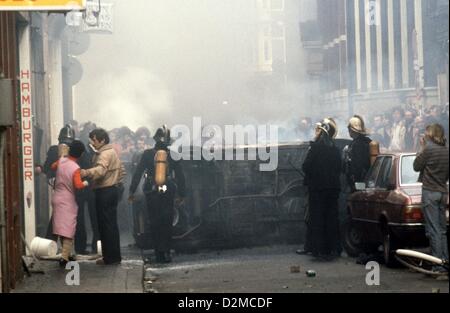 Königin BEATRIX OF Niederlande ABDANKUNG Datei PIX: Heavy Proteste zugunsten einer besseren Wohnsituation während der Inthronisation von Königin BEATRIX der Niederlande von den am 30. April 1980 in Amsterdam. Stockfoto