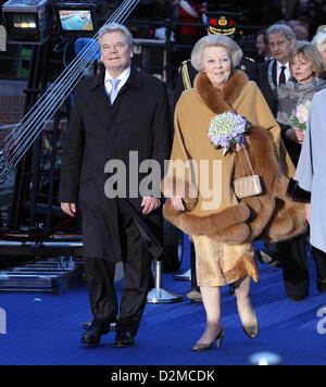 Königin BEATRIX OF Niederlande ABDANKUNG Datei PIX: Königin BEATRIX der Niederlande von den und Bundespräsident Joachim Gauck am 5. Mai 2012 in Amsterdam. Stockfoto