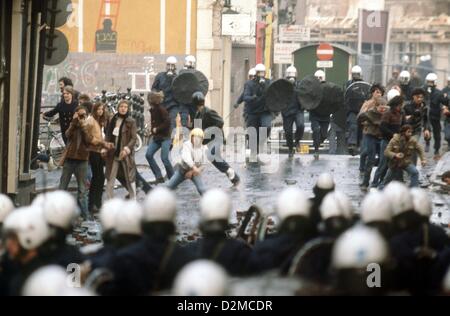 Königin BEATRIX OF Niederlande ABDANKUNG Datei PIX: Heavy Proteste zugunsten einer besseren Wohnsituation während der Inthronisation von Königin BEATRIX der Niederlande von den am 30. April 1980 in Amsterdam. Stockfoto