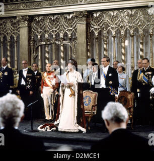 Königin BEATRIX OF Niederlande ABDANKUNG Datei PIX: Inthronisation von Königin BEATRIX der Niederlande von den auf der Nieuwe Kerk (neue Kirche) in Amsterdam am 30. April 1980. An ihr Seite ihres Mannes Prinz Claus. Stockfoto