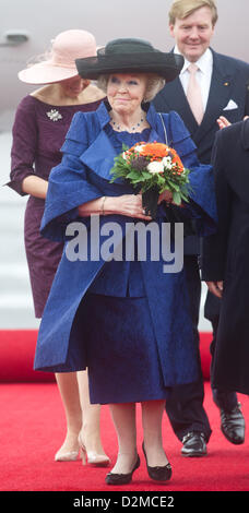 Königin BEATRIX OF Niederlande ABDANKUNG Datei PIX: Königin BEATRIX der Niederlande und ihr Sohn Krone Prinz Willem-Alexander mit seiner Frau Maxima Ankunft am Flughafen Tegel in Berlin am 12. April 2011. Stockfoto