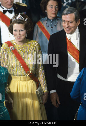 Königin BEATRIX OF Niederlande ABDANKUNG Datei PIX: Königin BEATRIX OF der Niederlande und Prinz Claus von der auf einem Staaten Besuche in Deutschland im März 1982. Stockfoto