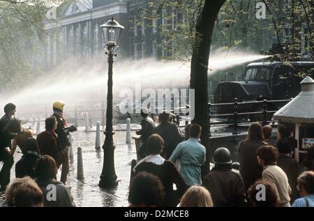 Königin BEATRIX OF Niederlande ABDANKUNG Datei PIX: Heavy Proteste zugunsten einer besseren Wohnsituation während der Inthronisation von Königin BEATRIX der Niederlande von den am 30. April 1980 in Amsterdam. Stockfoto