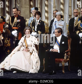 Königin BEATRIX der Niederlande ABDANKUNG Datei PIX: Inthronisation Königin BEATRIX der Niederlande am 30. April 1980 in Amsterdam. An ihr Seite ihres Mannes Prinz Claus. Stockfoto