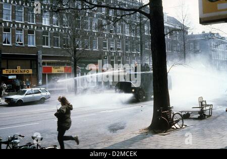 Königin BEATRIX OF Niederlande ABDANKUNG Datei PIX: Heavy Proteste zugunsten einer besseren Wohnsituation während der Inthronisation von Königin BEATRIX der Niederlande von den am 20. April 1980 in Amsterdam. Stockfoto