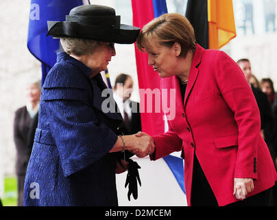 Königin BEATRIX OF Niederlande ABDANKUNG Datei PIX: Königin BEATRIX der Niederlande und Bundeskanzlerin Angela Merkel hat am 12. April 2011 in Berlin. Stockfoto