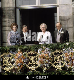Königin BEATRIX OF THE Niederlande ABDANKUNG Datei PIX: (L-R) die neue Königin BEATRIX der Niederlande, ihr Ehemann, Prinz Claus, ehemalige Königin Prinzessin Juliana und ihr Ehemann Prinz Bernhard auf dem Balkon des königlichen Palastes in Amsterdam (30.04.1980) stehen, nachdem Königin Juliana zurückgetreten war und ihre Tochter BEATRIX der Niederlande, wurde inthronisiert.   +++(c) Dpa - Bericht +++ Stockfoto