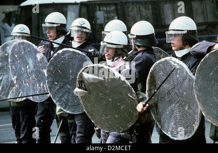 Königin BEATRIX OF Niederlande ABDANKUNG Datei PIX: Heavy Proteste zugunsten einer besseren Wohnsituation während der Inthronisation von Königin BEATRIX der Niederlande von den am 30. April 1980 in Amsterdam. Stockfoto