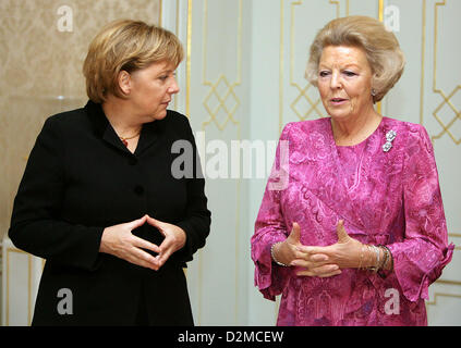 Königin BEATRIX OF Niederlande ABDANKUNG Datei PIX: Queen BEATRIX OF THE NETHERLANDS (r) von begrüßt Bundeskanzlerin Angela Merkel hat am 27. Oktober 2006 in Den Haag. Stockfoto