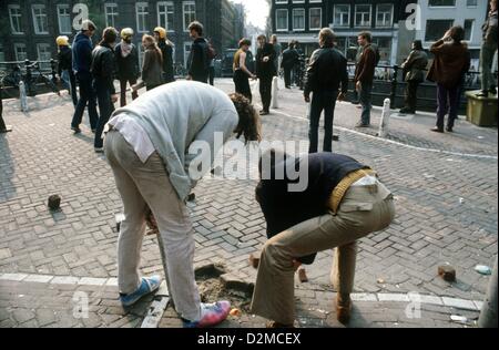 Königin BEATRIX OF Niederlande ABDANKUNG Datei PIX: Heavy Proteste zugunsten einer besseren Wohnsituation während der Inthronisation von Königin BEATRIX der Niederlande von den am 30. April 1980 in Amsterdam. Stockfoto