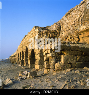 Reste der römischen Wasserleitung, Caesarea Maritima, Israel Stockfoto