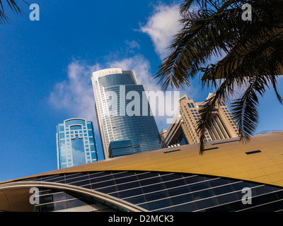 Conrad Hotel, Dubai (Mitte) mit Fairmont Hotel (R) und geschwungene Dach des World Trade Center u-Bahnstation im Vordergrund Stockfoto