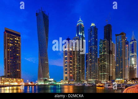 Skyline von Dubai - an der Marina, Dubai, Vereinigte Arabische Emirate in der Nacht Stockfoto