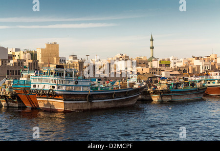 Dubai Creek, Boote bei Abra Docks mit Bur Dubai City, Vereinigte Arabische Emirate, Naher Osten Stockfoto