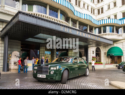 Peninsula Hotel, Kowloon, Hong Kong - eine Flotte von Rolls-Royce Autos verwendet durch das hotel Stockfoto