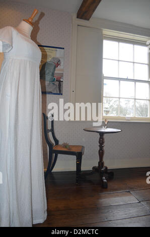 Ein Stuhl steht ein Tisch, wo englische Schriftstellerin Jane Austen Romane im späten 18. und frühen 19. Jahrhundert im Jane Austen Museum in Chawton, Großbritannien, 14. Januar 2013 zu schreiben. Austen lebte in Chawton im Süden von England bis zu ihrem Tod im Jahre 1817, wo sie ihrem berühmtesten Roman schrieb "stolz und Vorurteil. Austens Romane weiterhin Leser von heute zu faszinieren. Foto: Afra Gallati Stockfoto