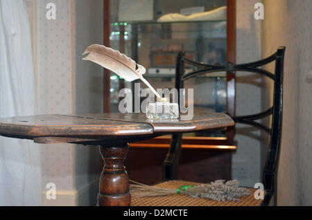 Ein Stuhl steht ein Tisch, wo englische Schriftstellerin Jane Austen Romane im späten 18. und frühen 19. Jahrhundert im Jane Austen Museum in Chawton, Großbritannien, 14. Januar 2013 zu schreiben. Austen lebte in Chawton im Süden von England bis zu ihrem Tod im Jahre 1817, wo sie ihrem berühmtesten Roman schrieb "stolz und Vorurteil. Austens Romane weiterhin Leser von heute zu faszinieren. Foto: Afra Gallati Stockfoto