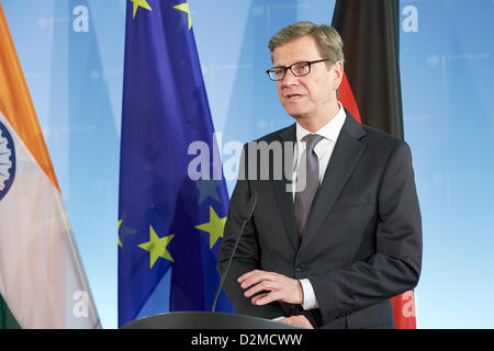 Berlin, Deutschland. 28. Januar 2013. Der deutsche Außenminister Guido Westerwelle spricht vor der Presse.
