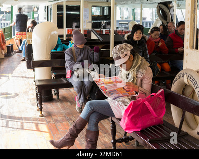 Passagiere auf der Star Ferry, Hong Kong Stockfoto