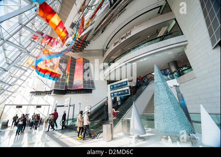 Im Inneren der Vordereingang des International Finance Centre, IFC, Hong Kong Stockfoto