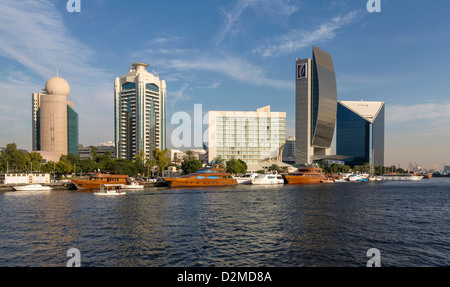 Gebäude-inc Sheraton Hotel, Bank of Dubai und Dubai Chamber Of Commerce (letzten 3 Gebäude rechts) über Dubai Creek. Stockfoto