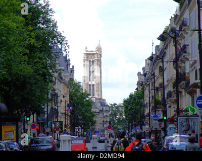 Die Rue de Rivoli in Paris ist eine Hauptstraße, die für ihre historische Bedeutung und elegante Architektur bekannt ist, während der nahe gelegene Tour Saint-Jacques ein gotischer Turm ist, der Teil einer ehemaligen Kirche ist und einen Blick auf die Stadt bietet. Stockfoto