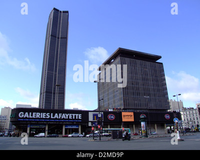 Tour Montparnasse ist ein prominenter Wolkenkratzer in Paris, der einen Panoramablick auf die Stadt bietet. Mit einer Höhe von 210 Metern ist es eines der höchsten Gebäude in Paris und bietet Besuchern einen einzigartigen Blick auf den Eiffelturm und die Umgebung. Stockfoto