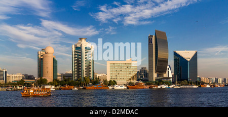 Skyline von Dubai In Dubai Creek Waterfront mit Sheraton Hotel, Bank von Dubai und der Dubai Handelskammer Stockfoto