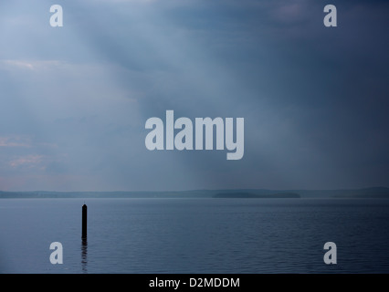 Sonnenstrahlen und dunkle Wolken über See Keitele, Finnland Stockfoto