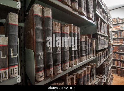 Im Alter von alten Büchern in Reihen auf Fokus, Unschärfe, Bücherregal, Museum Klosterbibliothek. Bücher in den Regalen Stockfoto