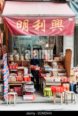 Ein Geschäft in der Nähe Des Voeux Road (getrocknete Meeresfrüchte Street), Sheung Wan, Hong Kong. Stockfoto