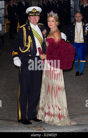 Königin BEATRIX OF Niederlande ABDANKUNG Datei PIX: Prinz Willem-Alexander und Prinzessin Maxima der Ankunft für die Gala-Dinner anlässlich der Hochzeit von Prinz Guillaume, erblicher Großherzog von Luxemburg und Gräfin Stéphanie de Lannoy im Grand Ducal Palace in Luxemburg-Stadt, Freitag, 19. Oktober 2012. Foto: Patrick van Katwijk Stockfoto