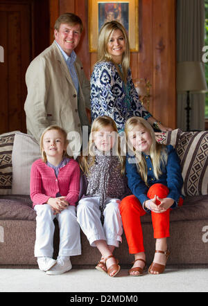 Königin BEATRIX OF Niederlande ABDANKUNG Datei PIX: Prinz Willem-Alexander, Prinzessin Maxima, Prinzessin Amalia, Prinzessin Alexia und Prinzessin Ariane der Pose für die Medien ihre Weihnachtsferien in Villa la Angostura, Argentinien, 23. Dezember 2012. Prinzessin Maxima verbringt die Ferien mit ihrer argentinischen Familie Mitglieder. Foto: Patrick van Katwijk- Stockfoto