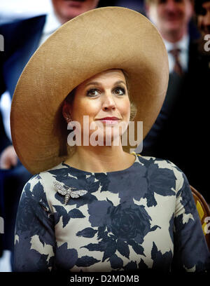 Königin BEATRIX OF Niederlande ABDANKUNG Datei PIX: Holländische Prinzessin Maxima besucht die traditionellen Wasserdorf Tamoi Tengah, Brunei, 21. Januar 2013. Die niederländischen Royals sind auf einen zweitägigen Staatsbesuch im Sultanat. Foto: Patrick van Katwijk Stockfoto