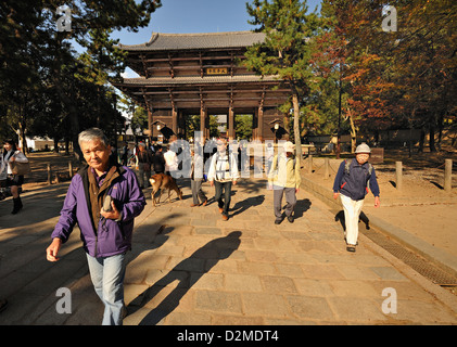 Besucher betreten und verlassen Nandaimon große Südtor des Todaiji Tempel, Nara, Japan Stockfoto