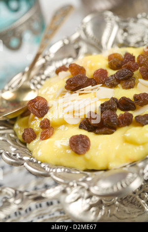 Indisches Essen, Badam Phirni, Mandel-Pudding. Stockfoto