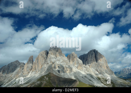 Ein Blick auf den Langkofel Gipfeln von Col Rodella über Canazei, Sessellift, die Stationen in der rechten Hälfte gesehen werden kann Stockfoto