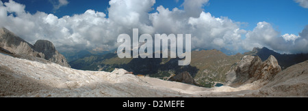 Multi Schuss genähte Panorama der Ansicht vom Marmolada Gletscher in den Dolomiten. Zwei Hütten und einen Damm sind sichtbar. Stockfoto