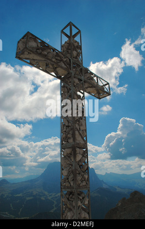 Stahl Kreuz gefüllt mit Steinen auf Sass Pordoi, Sella-Gruppe im Sommer im Bereich Canazei des Val di Fassa, Italien Stockfoto