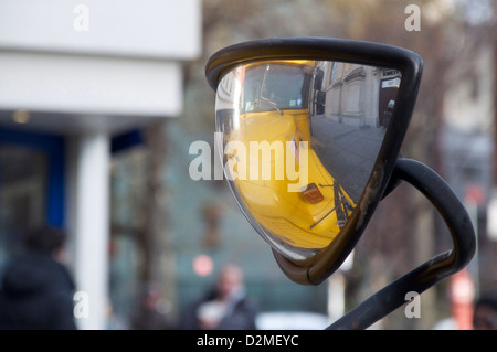 LKW in Auto Außenspiegel, USA Stockfotografie - Alamy
