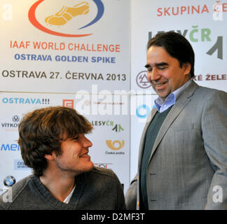 Golden Spike (Zlata Tretra) und zweiten Teil Mährens Hochsprung Tour in Trinec treffen Olympiasieger, die Ivan Ukhov von Russland und Alfonz Juck (rechts) bei der Pressekonferenz vor dem sportlichen gesehen werden. Ivan Ukhov und Alfonz Juck gelten in Ostrava, Tschechische Republik, 28. Januar 2013. (Foto/Jaroslav Ozana CTK) Stockfoto