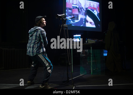 ein Mann mit Kamera in einer gemischten / multimedia video Theateraufführung wirkenden live-Art, Aberystwyth University, UK Stockfoto