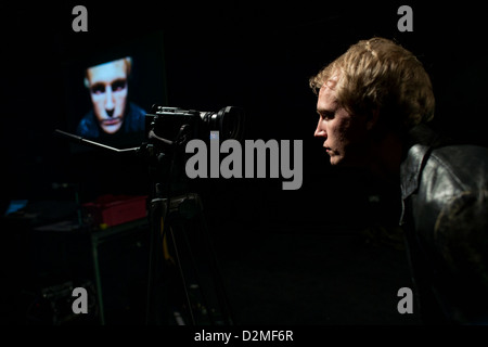 ein Mann mit Kamera in einer gemischten / multimedia video Theateraufführung wirkenden live-Art, Aberystwyth University, UK Stockfoto