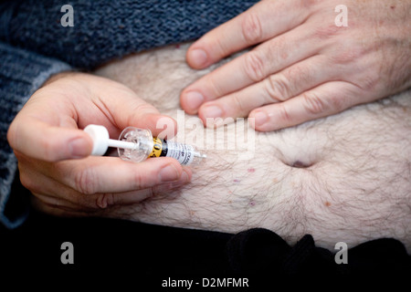 Selbstinjektion mit Clexane - Vorbeugung von Thrombose - Thrombose nach einer Operation, UK Stockfoto