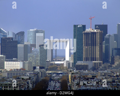 Der Grand Arche befindet sich in La Défense, Paris, vom Arc de Triomphe aus gesehen. Der monumentale Bogen ist ein modernes Gegenstück zum historischen Arc de Triomphe. Stockfoto