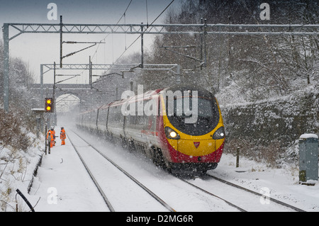 Im Schnee eine Jungfrau Züge Class 390 Pendolino-Köpfe in Richtung Birmingham New Street mit einem Service von London Euston auf 28.01.13 Stockfoto